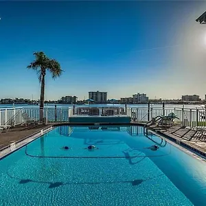 The Seashell With Private Balcony And Walk To Clearwater Beach